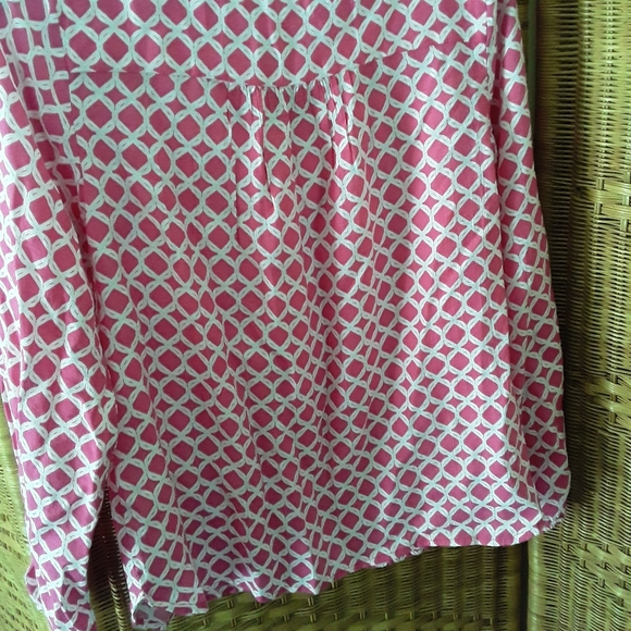 SOLD!!🥳3/$25 Crown & Ivy top size small - Picture 4 of 6